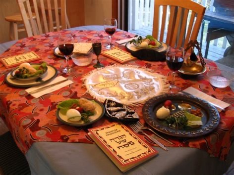 A casual Passover seder table setting from wikimedia commons